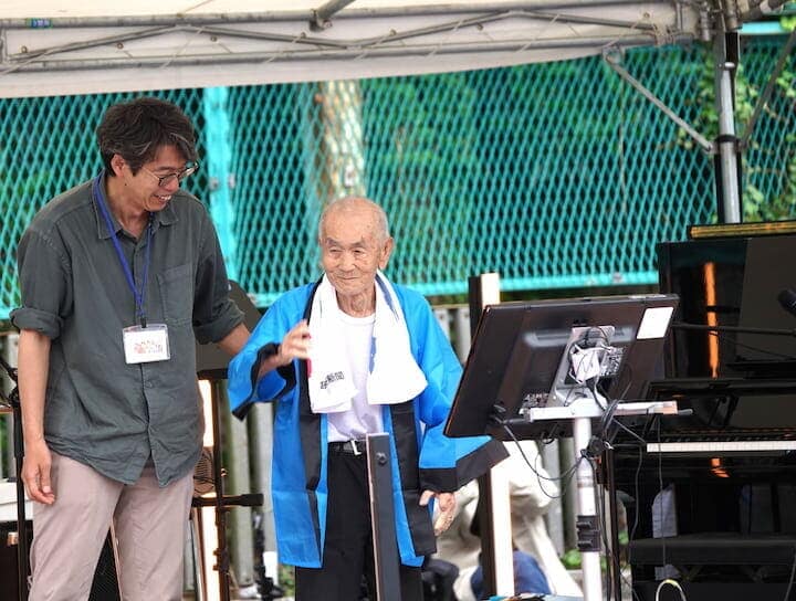 山谷の地元の人々もステージで歌ったり、踊ったりしていた。観客は大盛り上がりだ