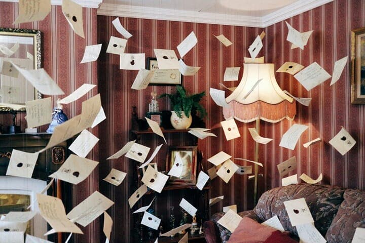 『ハリー・ポッター』部屋を舞う手紙