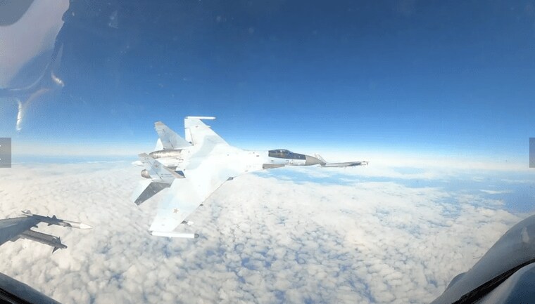 米軍16とロシア軍のツボレフ95爆撃機、スホイ35戦闘機