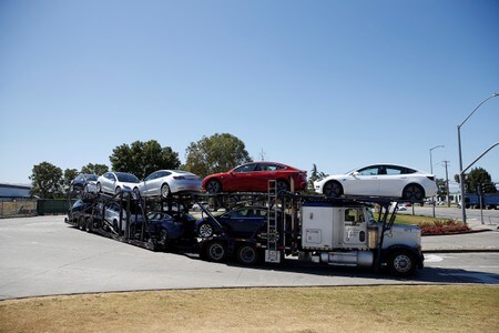 　米カリフォルニア州フレモントのテスラ工場で６月、完成したモデル３を搬出するトレーラー（２０１８年　ロイター/Stephen Lam）