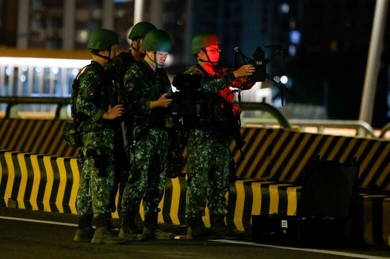 8月6日、台湾の新北市で行われた軍事演習で、ドローンを準備する台湾軍の兵士ら。 REUTERS/Ann Wang
