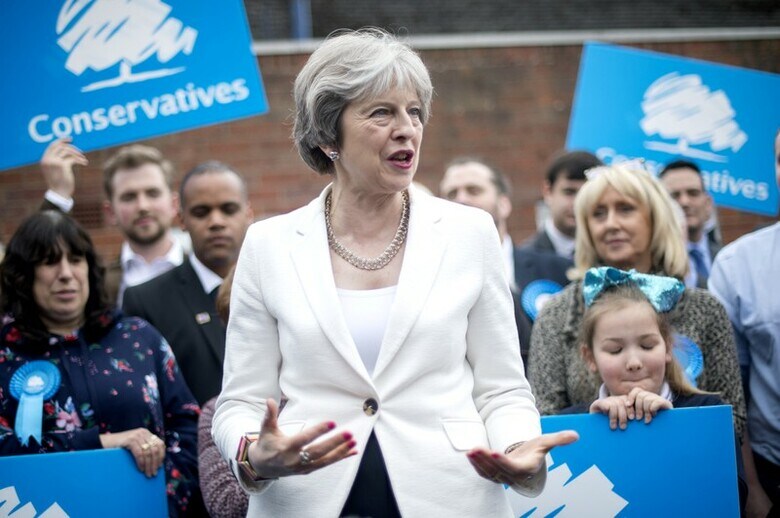 ５月４日、英国で地方選が行われ、メイ首相（写真）率いる保守党はロンドンで敗北を免れたほか、欧州連合（ＥＵ）離脱（ブレグジット）の支持層の多い選挙区で議席数をわずかに伸ばした。写真は４日英ダドリーでの代表撮影（２０１８年／ロイター）