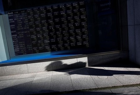 　１２月６日、東京株式市場で日経平均は、３日ぶりの反発となった。イタリア国民投票後の欧米市場が堅調となり、投資家に安心感が広がった。写真は都内で１１月撮影（２０１６年　ロイター／ Issei Kato ）