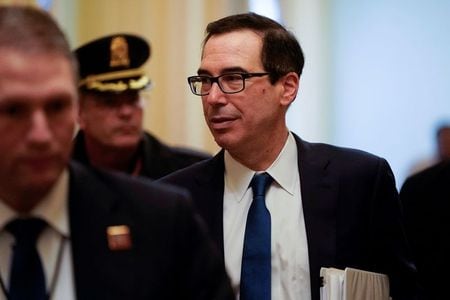 ムニューシン米財務長官は９日、５月にも経済活動の再開に着手する可能性があるとの見方を示した。３月撮影（２０１９年　ロイター/Joshua Roberts）