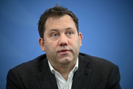 　２月１６日、ドイツで連立与党を構成する中道左派、社会民主党（ＳＰＤ）の議員グループは、メルツ首相率いる保守連合が提案する子どもの交流サイト（ＳＮＳ）利用制限を支持する姿勢を示した。写真は、ベルリンの首相官邸で記者会見に出席する財務大臣で社会民主党共同党首のラース・クリンクバイル氏。２０２５年１２月撮影（２０２６年　ロイター/Annegret Hilse）