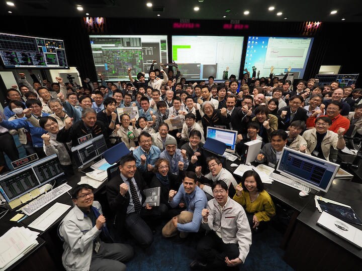 2019年2月22日 9時00ごろにJAXA宇宙科学研究所 管制室内で撮影された「はやぶさ2」プロジェクト関係者の集合写真。クレジット：ISAS/JAXA