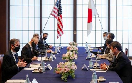 　３月１６日、茂木敏充外相は日米外相会談で「日米同盟はインド太平洋地域の平和と繁栄の礎。（ブリンケン米国務長官の）今回の訪日を通じて絆をいっそう強固にしたい」と語った。写真は同会談の様子。都内で撮影（２０２１年　ロイター／Kim Kyung-HoonPool）