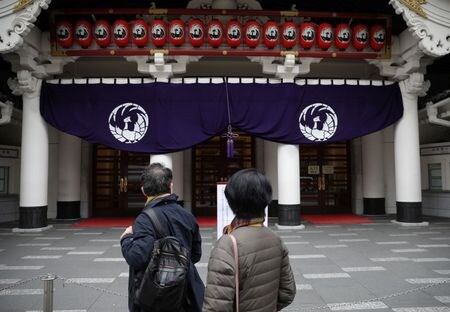 　３月９日、安倍晋三首相は参議院予算委員会で、新型コロナウイルスの感染拡大がもたらす経済への影響について、必要なら経済財政政策を行う、との考えを改めて示した。写真は銀座の歌舞伎座前で７日撮影（２０２０年　ロイター／Stoyan Nenov）