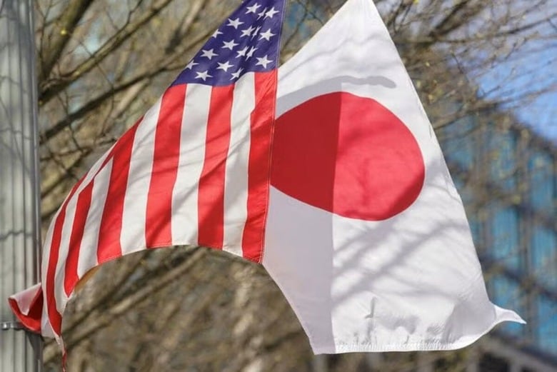４月３日、 トランプ米政権が発表した日本への相互関税が２４％となった。写真は米ワシントンの街頭に掲げられた日本と米国の旗。２０２４年４月撮影（２０２５年　ロイター/Kevin Lamarque）