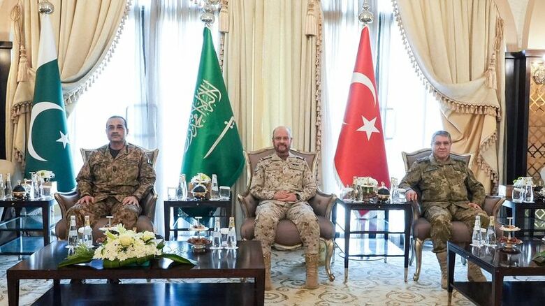 サウジアラビア国防省およびパキスタン軍の声明によると、サウジ、パキスタン、トルコの各軍最高司令官は２５日、サウジの首都リヤドで開催された会合で、情報共有、軍事協力、および能力統合の強化について協議した。写真は同日、リヤドで撮影（２０２６年　ロイター／トルコ国防省提供）