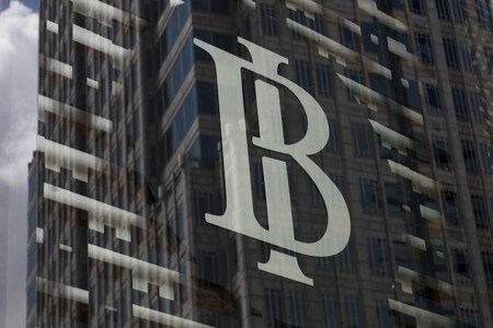　５月３０日、インドネシア中銀は臨時の政策決定会合で、予想通り政策金利の７日物リバースレポ金利を２５ベーシスポイント（ｂｐ）引き上げ４．７５％とすることを決定した。写真はインドネシア中銀のロゴ。昨年１月撮影（２０１８年　ロイター／Fatima El-Kareem）