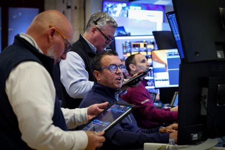 　１６日から始まる週の米株式市場は、中東情勢による市場の動揺に身構えるとともに、紛争が今年の米利下げ予想にどれほど影響を及ぼしているのかを巡り手掛かりを探る展開となる見通しだ。写真はニューヨーク証券取引所で６日撮影（２０２６年　ロイター／Brendan McDermid）