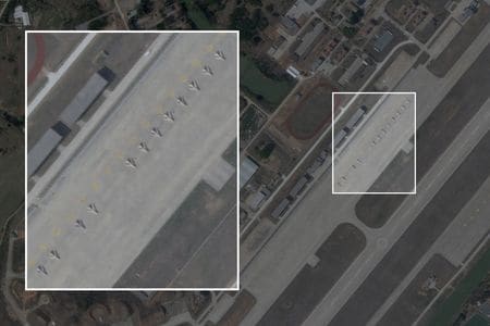 　３月２７日、中国が台湾海峡に近い６つの空軍基地に、旧式の超音速戦闘機を改造した攻撃用ドローンを配備していることが、米ミッチェル航空宇宙研究所の報告書で明らかになった。写真は、中国福建省の龍田空軍基地滑走路脇に並ぶ、攻撃用ドローンに改造された中国の旧式Ｊ－６戦闘機を映す衛星画像。プラネット・ラブズ提供（２０２６年　ロイター）