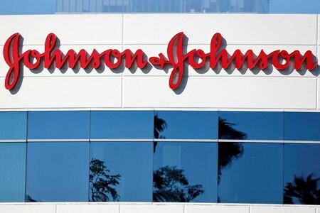 米医薬品・健康関連用品大手ジョンソン・エンド・ジョンソン（Ｊ＆Ｊ）は２９日、開発中の成人用の呼吸器合胞体ウイルス（ＲＳＶ）感染症ワクチンの後期臨床試験を打ち切ると発表した。写真は米カリフォルニア州アーバインにある同社の社屋で2020年10月撮影（２０２３年　ロイター／Mike Blake）