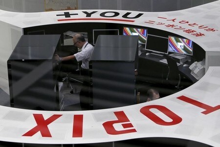 　８月２日、東京株式市場で日経平均は続伸。終値は４営業日ぶりに節目の２万円台を回復した。１日に発表された米アップルの好決算を受けて、朝方から村田製作所、日本電産などの関連する電子部品株が上昇。写真は東京証券取引所で２０１５年８月撮影（２０１７年　ロイター／Yuya Shino）