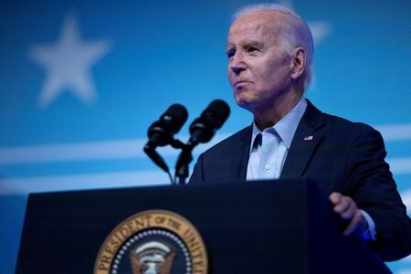 ６月１７日、  バイデン米大統領（写真）は、ペンシルベニア州フィラデルフィアの政治集会に姿を見せ、主な支持基盤である労働組合や労働者層との連帯感を改めて強調した。フィラデルフィアの集会で同日撮影（２０２３年　ロイター/Tom Brenner）