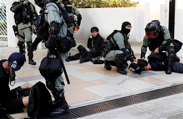 香港当局は５月に行われた議会の審議を妨害した容疑で、民主派議員７人を逮捕する方針だ。写真は香港で拘束されるデモ参加者（２０１９年　ロイター/Tyrone Siu）