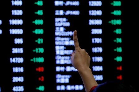 寄り付きの東京株式市場で、日経平均は前営業日比２８円８３銭高の２万３９５３円７５銭となり、続伸スタートした。写真は東京証券取引所。１月４日撮影（２０１９年　ロイター）
