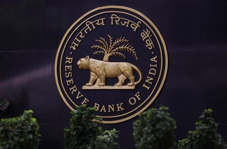 　６月１４日、 複数の市場関係者によると、インド中央銀行はルピーの最安値更新を防ぐため、今週、ノンデリバラブル・フォワード（ＮＤＦ）市場、国内の相対取引市場、通貨先物市場で介入を実施した。　写真はインド準備銀行のロゴ。ムンバイで２０２３年４月撮影。（２０２４年 ロイター/Francis Mascarenhas）
