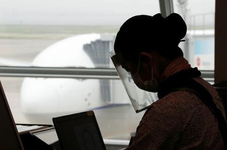　７月３１日、ＡＮＡホールディングス<9202.T>傘下の全日本空輸（ＡＮＡ）や日本航空<9201.T>（ＪＡＬ）など航空各社は３１日、お盆期間中（８月７日―１６日）の予約数を発表した。新型コロナ感染者数が再増加する中、各社の予約数は前年同期を大幅に下回っており、ＡＮＡは国内線、国際線ともに過去最低を記録した。写真は６月４日、東京の羽田空港で撮影（２０２０年　ロイター/Kim Kyung-Hoon）
