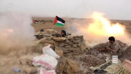 米国防総省の報道官は９日、イエメンの親イラン武装組織フーシ派が米軍無人機を撃墜し、紅海に落下した機体の回収を試みていることを把握しているが、重要なものが回収される可能性は低いと発表した。写真は、フーシ派の軍事演習で対戦車手榴弾を発砲する戦闘員。２０２３年１０月３０日にイエメンで撮影。（２０２３年　ロイター／Houthi Media Center/Handout via REUTERS ）