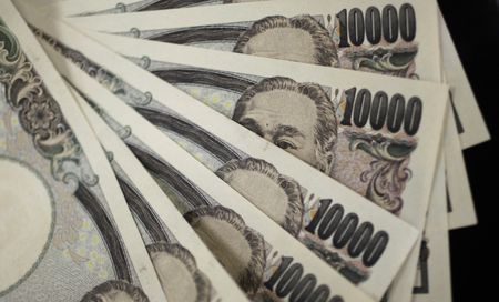 　１２月２０日、日銀が発表した７─９月期の資金循環統計によると、家計が保有する金融資産残高は９月末時点で１９９９．８兆円と２０００兆円の大台に迫った。写真は円紙幣。２０１１年８月撮影（２０２１年　ロイター/Yuriko Nakao）