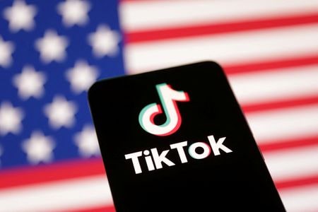 トランプ米大統領は３０日、中国系短編動画投稿アプリ「ＴｉｋＴｏｋ（ティックトック）」の米国事業の売却について、親会社の字節跳動（バイトダンス）との合意が期限の４月５日までに成立する見込みだと述べた。写真は２０２５年１月撮影（２０２５年　ロイター/Dado Ruvic/Illustration）
