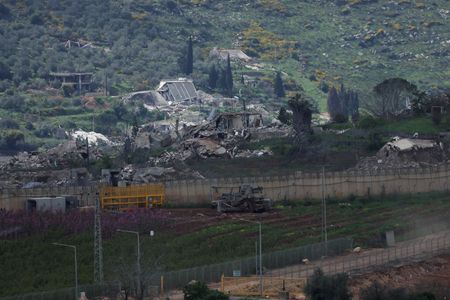 イスラエル軍の攻撃により破損したレバノン南部カフル・キラの建物。イスラエル側から９日撮影。REUTERS/Ammar Awad