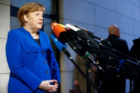 　１月１１日、ドイツのメルケル首相率いる保守連合と社会民主党（ＳＰＤ）は、「大連立」政権の樹立を妨げている税制や移民などさまざまな論点の意見の食い違いを解決するために夜を徹して取り組んだ。写真はベルリンで撮影（２０１８年　ロイター／HANNIBAL HANSCHKE）