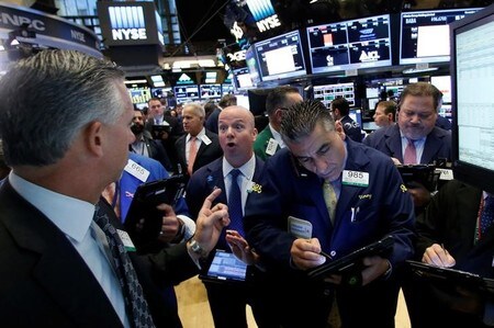 　１１月１０日、米国株式市場はダウ平均が大幅続伸し、終値で過去最高値を更新した。写真はＮＹ証券取引所のトレーダー（２０１６年　ロイター/Brendan McDermid）