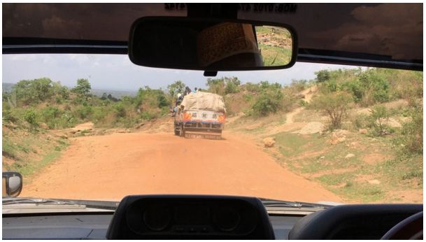 あの福島と書かれたトラックが忘れられない。スマホ撮影。