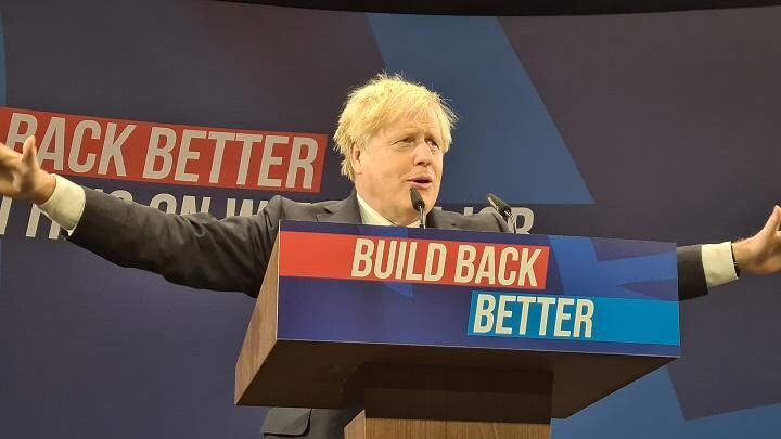 党首演説で支持者の歓声に応えるジョンソン首相（筆者撮影）