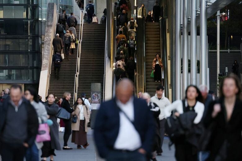 シドニーにある駅でエスカレーターに乗る通勤客。7月23日撮影。REUTERS/Hollie Adams