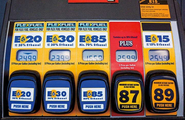 一部では専用車用の高濃度エタノール混合燃料も販売されている　Jim Young-REUTERS