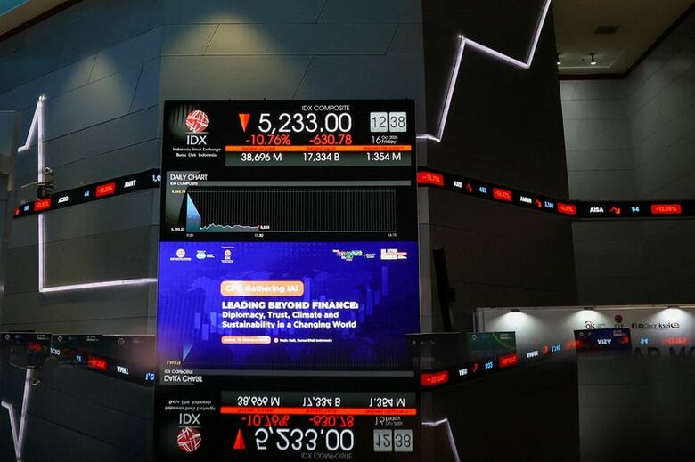 インドネシア証券取引所の株価ボード、16日撮影 REUTERS/Ajeng Dinar Ulfiana