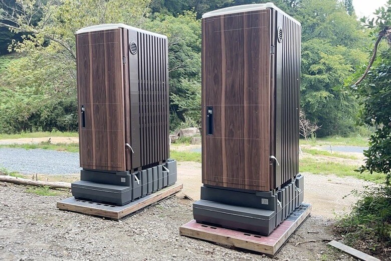 ビー・エス・ケイの仮設トイレ。自然と調和し、すべての人にとって持続可能なものとなっている