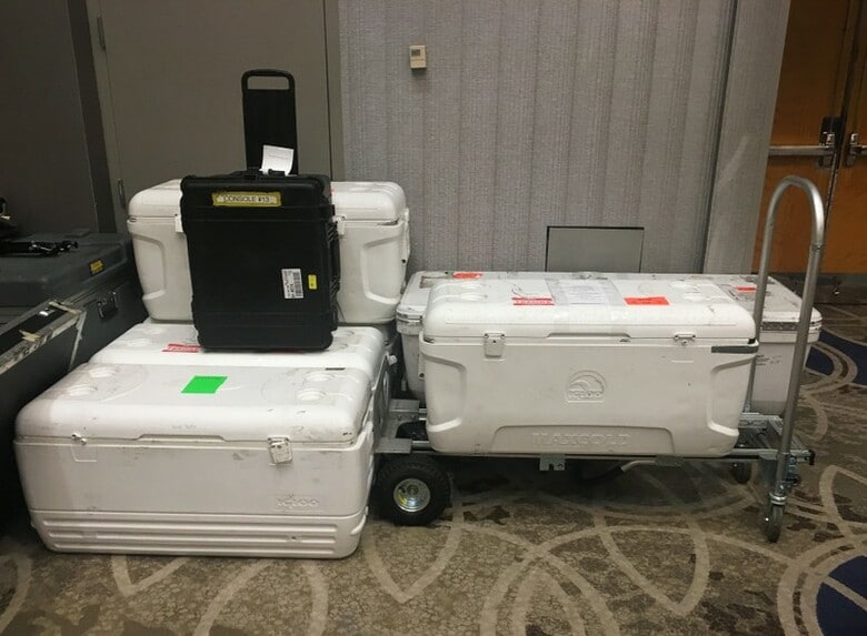 写真は、米ニュージャージー州のホテルで開かれた鎮痛剤関連のシンポジウムの一環の死体実習会場に置かれた、死体運搬用のクーラーボックス。２０１７年１０月、ニュージャージー州ジャージーシティで撮影（２０１７年　ロイター/Elizabeth Culliford）