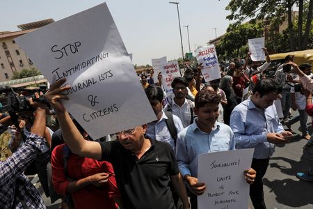 ８月２３日、インドでは、オンラインでの言論や表現を制限する法律が強化され、政府に対する反対意見の表明への締め付けが強まりつつある。写真は２０１９年６月、州当局者の名誉を棄損する内容をネットに投稿したとしてジャーナリストが逮捕されたことに抗議する人々。ニューデリーで撮影（２０２３年　ロイター/Anushree Fadnavis）