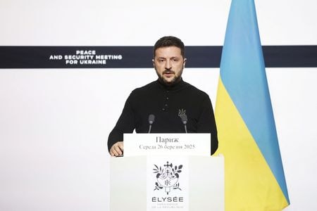 ウクライナのゼレンスキー大統領は２６日、米国が仲介した黒海での攻撃停止にロシアが条件を付けたことについて、ロシアに無条件の攻撃停止を迫るのに十分な力を米国が持っていると期待していると述べた。（２０２５年　ロイター/YOAN VALAT）