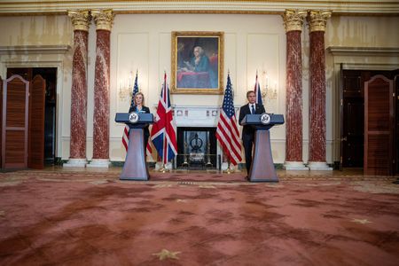 ブリンケン米国務長官（右）はトラス英外相（左）と会談し、ウクライナ市民を戦闘地域から安全に退避させる「人道回廊」について、ロシアに抜けるルートを設置するというロシアの提案は「ばかげている」と述べた。９日、 ワシントンで撮影（２０２２ 年　ロイター／Jim Watson/Pool via REUTERS）