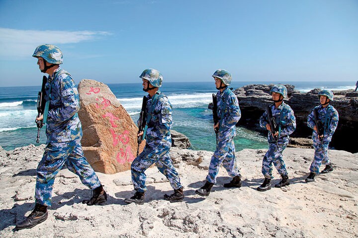 中国国営メディアは１５日、中国海軍が空爆に対抗するシミュレーションのため南シナ海で演習を実施したと伝えた。写真はウッディー島を巡回中の中国人民解放軍海軍の兵士たち　REUTERS