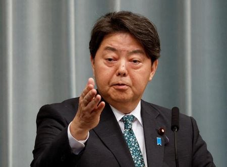 　４月３日、林芳正官房長官（写真）は午前の記者会見で、リニア中央新幹線の静岡工区着工に反対する川勝平太静岡県知事が辞意を表明したことを巡り、「引き続き、品川─名古屋間の早期開業に向けた環境整備を進めていきたい」と語った。写真は都内で昨年１２月撮影（２０２４　ロイター／Issei Kato）