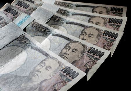 ６月２４日　日銀の雨宮正佳副総裁は２４日、全国信用金庫大会であいさつし、新型コロナウイルス感染症による影響について「短期的な資金繰りの課題はおおむね落ち着いている」と述べた。写真は日本紙幣。２０１０年８月、都内で撮影。（２０２２年　ロイター／Yuriko Nakao）