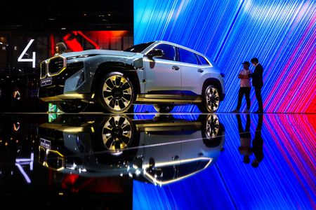 ドイツの高級車大手ＢＭＷとメルセデスが１０日発表した第３・四半期の販売台数はともに減少した。ＢＭＷのＥＶ、バンコクの国際モーターショーで昨年３月撮影。（２０２４年　ロイター/Athit Perawongmetha/File Photo）