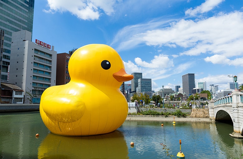 大阪に首都機能を分散しても日本経済の活性化には繋がらない（写真は今年９月に中之島公園に登場した巨大アヒル）　leungchopan-BIGSTOCK