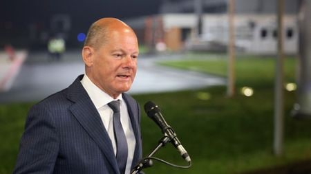 ドイツのショルツ首相（写真）は１２日、イランのペゼシュキアン大統領と電話会談を行い、中東での一段の軍事エスカレーションを阻止するためにあらゆる手段を尽くすよう呼びかけた。１日撮影（２０２４年　ロイター/Christoph Reichwein/Pool via REUTERS）