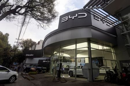 　３月１７日、中国電気自動車（ＥＶ）大手の比亜迪（ＢＹＤ）は、欧州で３番目の工場をドイツに建設する案を検討している。メキシコ市で３日撮影（２０２５年　ロイター/Quetzalli Nicte-Ha）