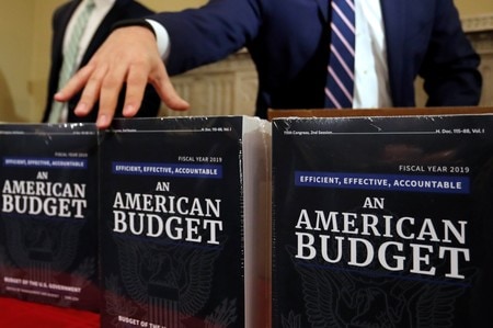 ２月１２日、トランプ米政権は４兆４０００億ドル規模に達する２０１９会計年度の予算教書を公表した。写真は１２日、ワシントンで撮影（２０１７年　ロイター／Jonathan Ernst）