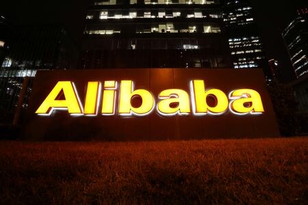 　中国の電子商取引大手アリババ・グループは傘下の東南アジア・ネット通販大手ラザダの事業を欧州に進出させる計画だ。関係者２人がロイターに明らかにした。写真は会社のロゴ。北京で２０２１年８月撮影（２０２２年　ロイター／Tingshu Wang）