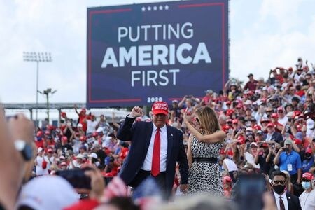 　１０月２９日、米大統領選の共和党候補トランプ大統領と民主党候補バイデン前副大統領は２９日、激戦州フロリダでそれぞれ集会を開き、支持を訴えた。フロリダ州タンパで撮影（２０２０年　ロイター/Jonathan Ernst）